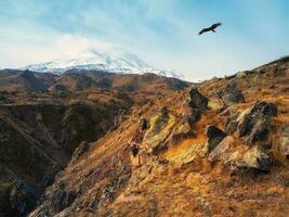 brillante blanco Nevado pico de montar elbrus encima el otoño rocoso pags foto