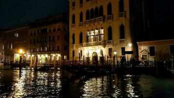 Venedig kanaler resa förbi natt med gata lampor och gondol video