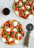 Skiny chicken pizza photo