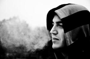 hombre retrato con fumar foto