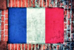 francés bandera en ladrillo pared foto