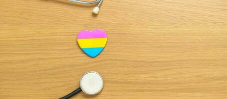 pansexual orgullo día y lgbt orgullo mes concepto. rosa, amarillo y azul corazón forma con estetoscopio para lesbiana, homosexual, bisexual, Transgénero, queer y pansexual comunidad foto