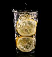limón gotas en el vaso foto