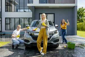 caucásico familia es sonriente mientras Ayudar cada otro utilizando esponja y jabón agua a lavar su coche en el patio interior garaje durante fin de semana para momento de calidad hora y ocupaciones a hogar concepto. foto