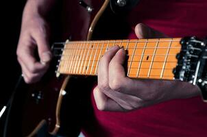 hombre tocando la guitarra foto