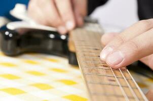 hombre tocando la guitarra foto