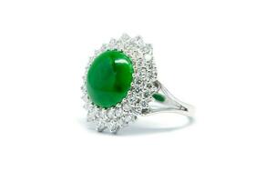 cerrado arriba verde jade con diamante y oro anillo aislado foto