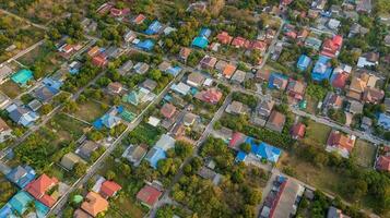 barrio con residencial casas y calzadas, foto