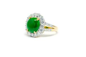 verde jade con diamante y oro anillo aislado foto