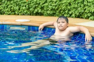 obeso chico relajante disfrutando caliente tina burbuja bañera foto