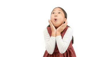 Guau. asiático linda niña sorprendido y conmocionado aislado en blanco foto