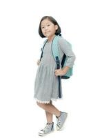 linda asiático niña estudiante con mochila en pie aislado foto