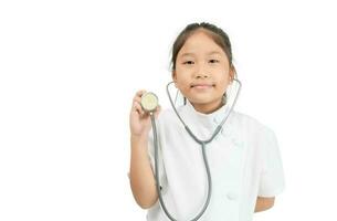 linda asiático niño en médico Saco participación estetoscopio aislado foto