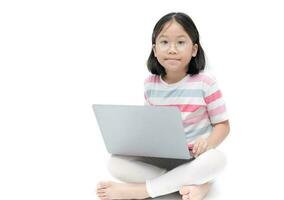 asiático linda niña estudiante utilizando ordenador portátil a hacer deberes foto