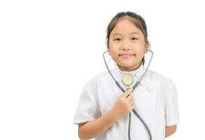 linda asiático niño en médico Saco participación estetoscopio aislado foto