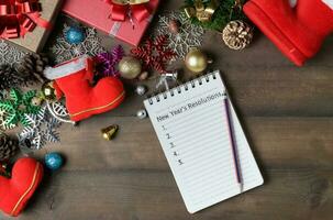 nuevo año resoluciones texto en Nota papel con decoraciones foto