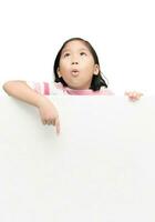 linda asiático niña señalando en blanco bandera tablero foto