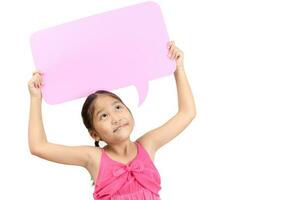 retrato de linda asiático niña participación vacío rosado habla burbuja. foto