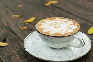 caliente café con Leche crema en madera mesa foto