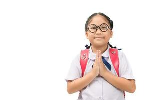 asiático niño con tradicional saludo de Tailandia foto