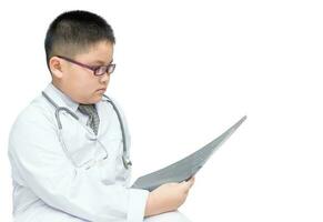 obeso chico médico cheque radiografía película aislado en blanco foto