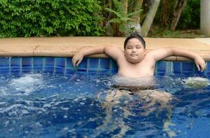 obeso chico relajante disfrutando caliente tina foto