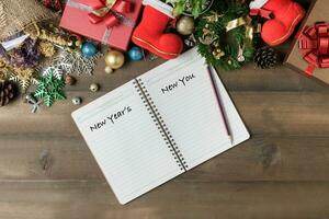 nuevo años nuevo usted texto en Nota papel con decoraciones y regalo cajas, nuevo año y alegre Navidad objetivo conceptual foto
