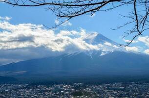 cerca arriba parte superior de hermosa fuji montaña con nieve cubrir foto