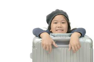 niño viajero con grande equipaje aislado foto