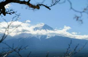 cerca arriba parte superior de hermosa fuji montaña con nieve cubrir foto