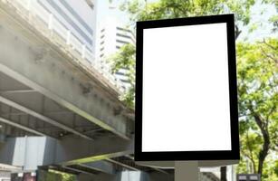al aire libre polo vertical ligero caja cartelera con burlarse de arriba blanco pantalla en sendero y recorte camino foto