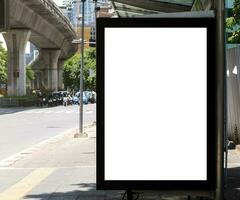 al aire libre cartelera con burlarse de arriba blanco pantalla en autobús detener. recorte camino para Bosquejo foto