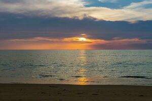 puesta de sol en Khao lak a playa y nubes foto