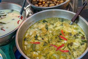 calle comida - sopa con tailandés chiles en parte superior foto
