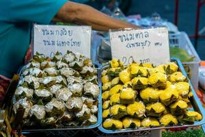 varios calle comida siendo vendido a el domingo mercado en chiang mai foto