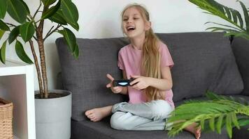 pequeno menina jogando Internet vídeo jogos usando controlo remoto controlador video