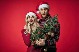 hombre y mujer en nuevo años ropa celebrar Navidad juntos foto