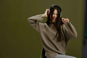 joven mujer en auriculares escuchando a música emociones aislado antecedentes foto