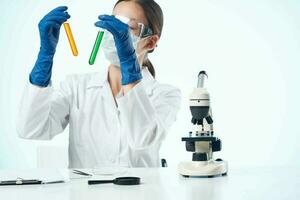 mujer químico análisis laboratorio investigación microscopio foto