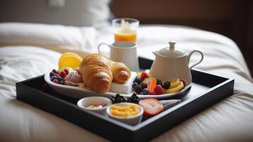 bandeja con sabroso desayuno en cama en ligero habitación, generativo ai foto