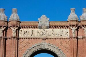 Triumphal Arch of the city of Barcelona photo