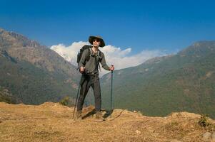 un joven viajero trekking en bosque sendero , Nepal foto