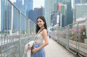 un joven mujer de negocios es trabajando en moderno ciudad céntrico de Singapur foto