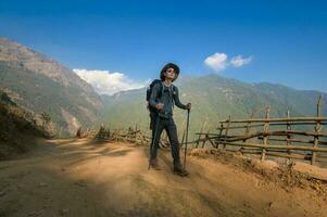 un joven viajero trekking en bosque sendero , Nepal foto