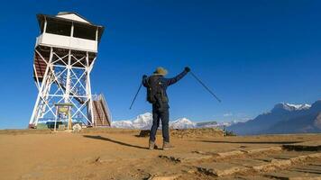 un joven viajero trekking en poon colina ver punto en ghorepani, Nepal foto