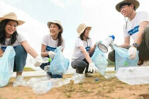 Volunteers from the Asian youth community using rubbish bags cleaning  up nature par photo
