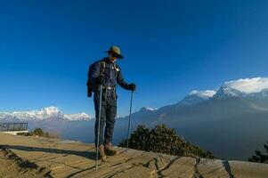 un joven viajero trekking en poon colina ver punto en ghorepani, Nepal foto