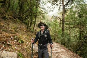 un joven viajero trekking en bosque sendero , Nepal foto