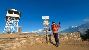 un joven viajero trekking en poon colina ver punto en ghorepani, Nepal foto