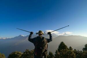 un joven viajero trekking en poon colina ver punto en ghorepani, Nepal foto